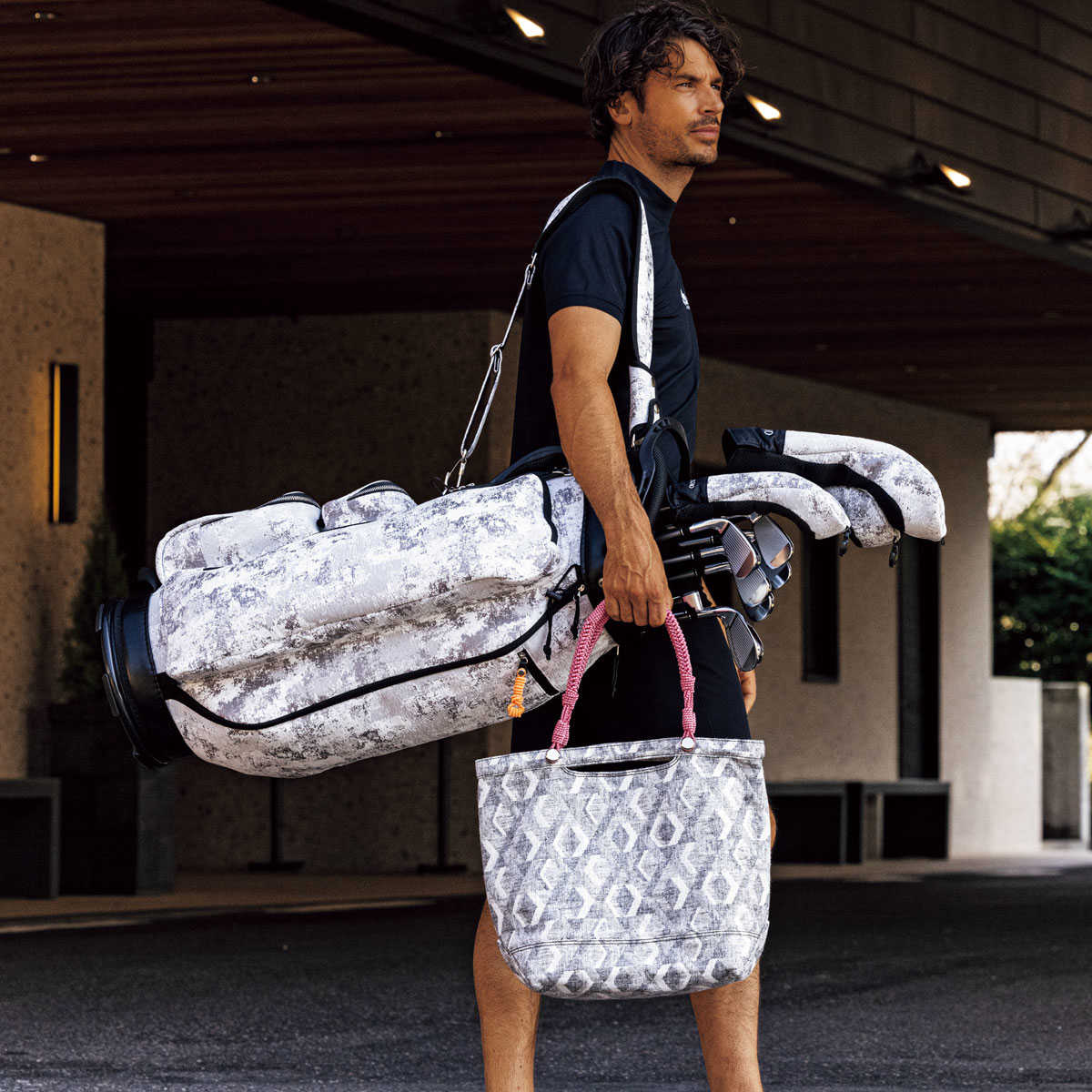 マニウノ〉のテキスタイルはイタリア発。アート感覚あふれるバッグで