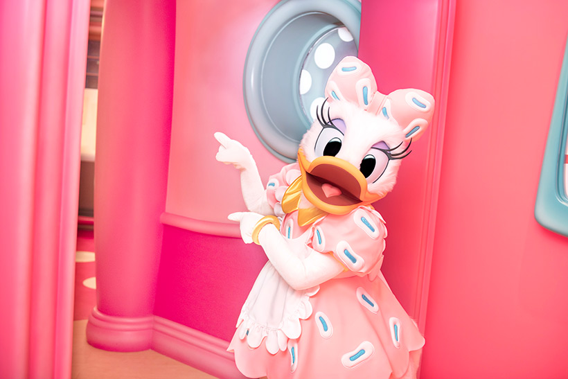 公式】今日は、デイジーのスクリーンデビューの日！｜東京ディズニー