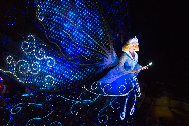 公式】東京ディズニーランドの夜のパレードが、輝きを増して