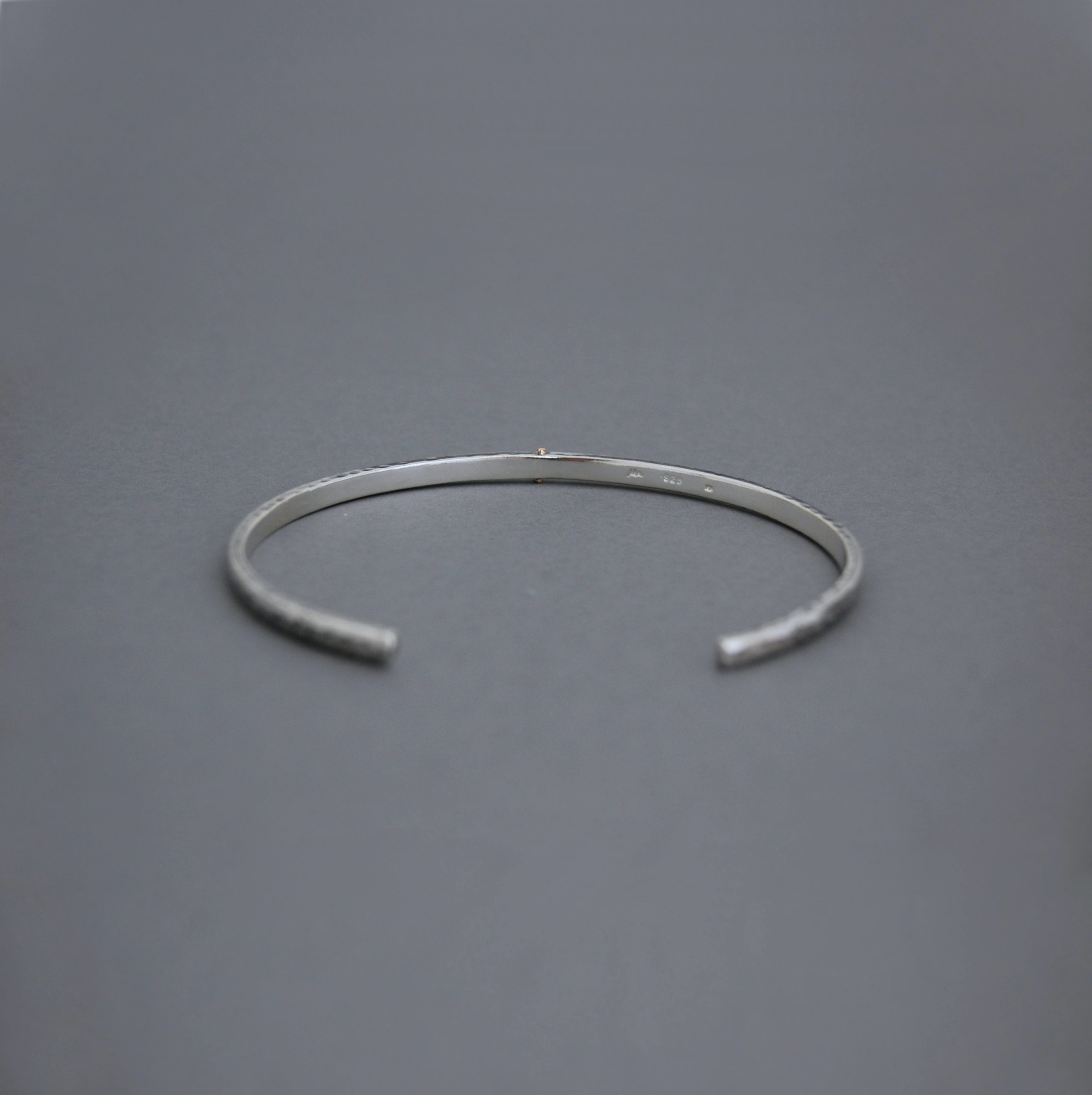 SV925 シルバーと金の槌目バングル - Megumi Nishikawa Jewelry