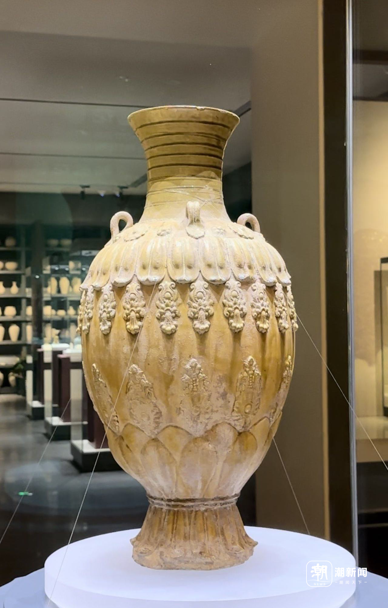 何以中国｜淄博陶瓷琉璃博物馆镇馆之宝“美神”青釉莲花尊出道记