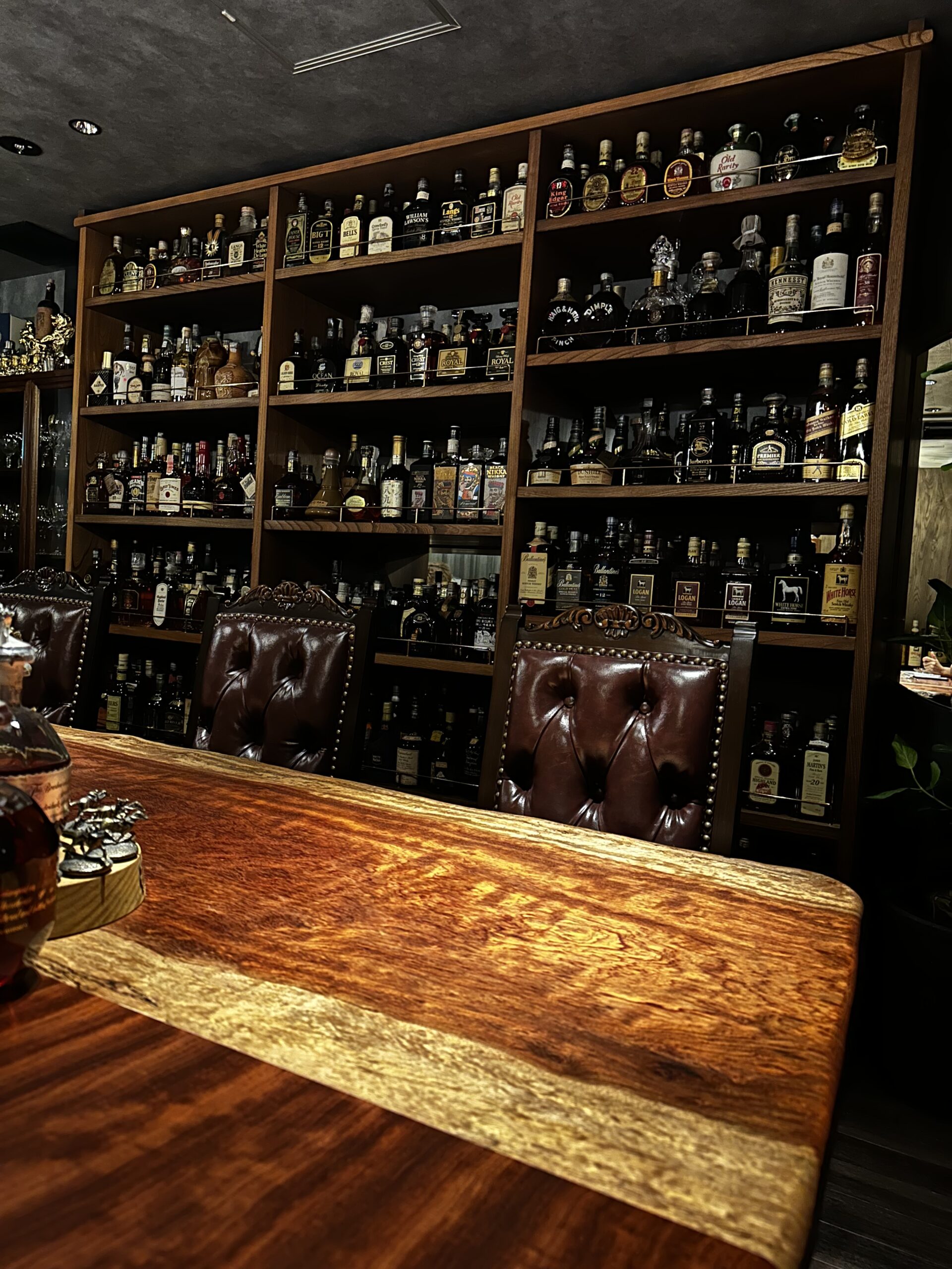 オーセンティックバーのカウンターとボトルラック – 野瀬銘木店