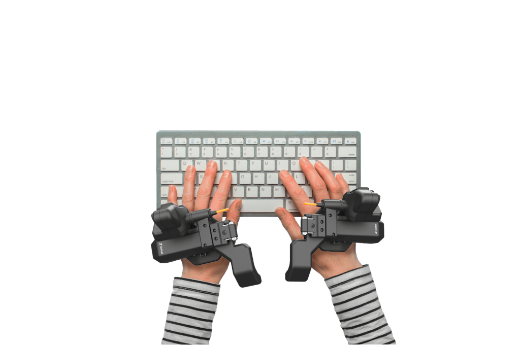 Shiftall、現実でモノをつかめる新型VRコントローラー「FlipVR」の予約