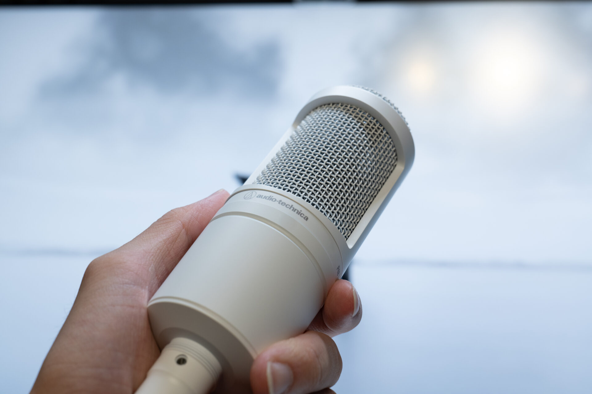 オーディオテクニカより真っ白なマイクとヘッドホンが新発売！【AT2020