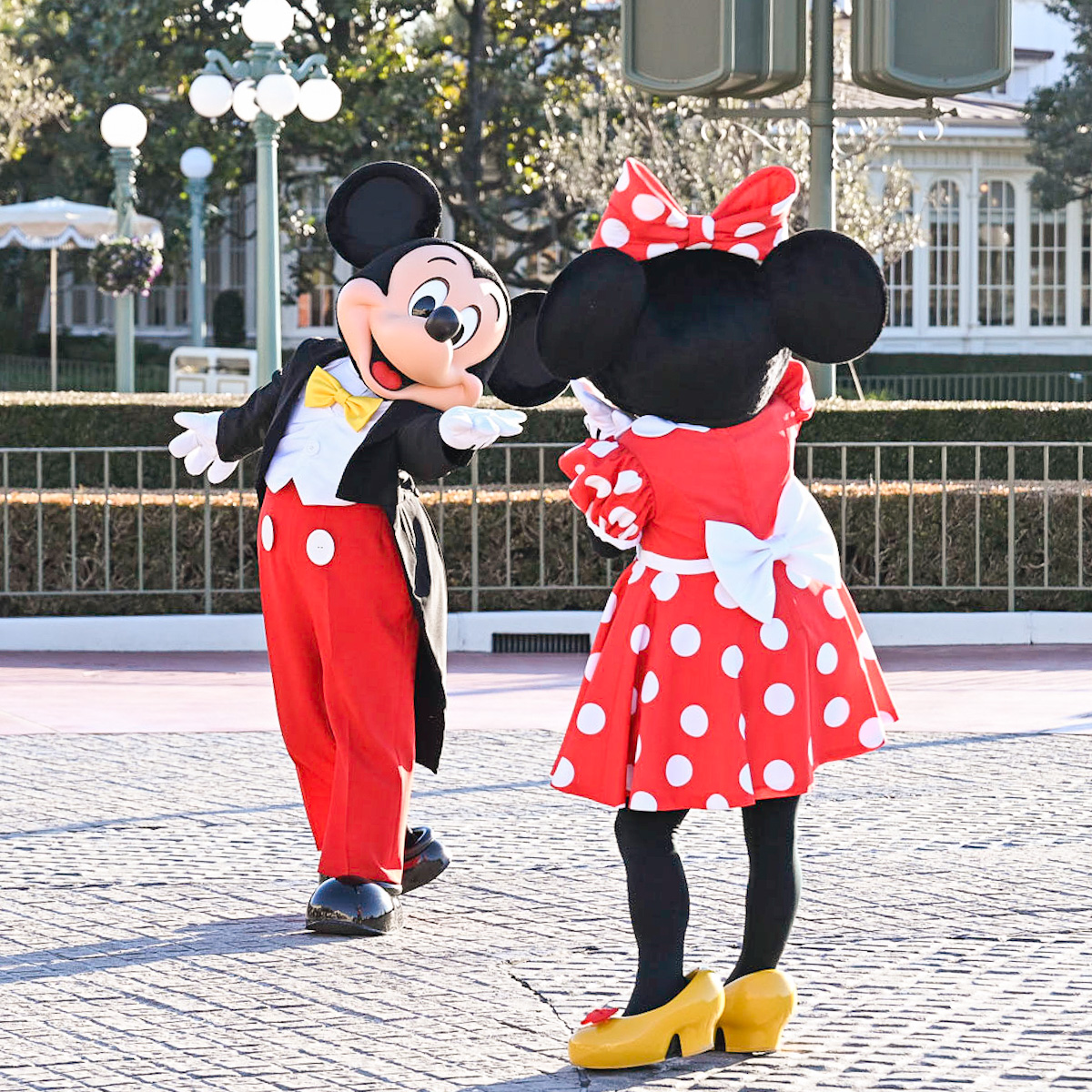 キャラクターがお出迎え！ディズニーホテル「ハッピーエントリー