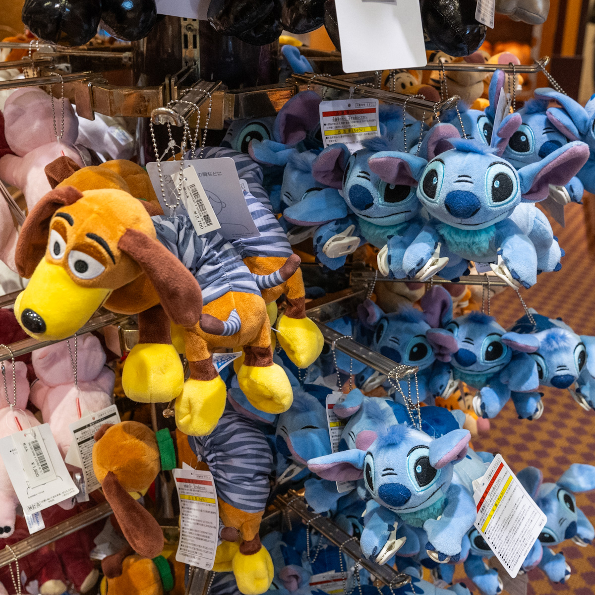 スリンキー・ドッグ！東京ディズニーランド『トイ・ストーリー』肩のせ