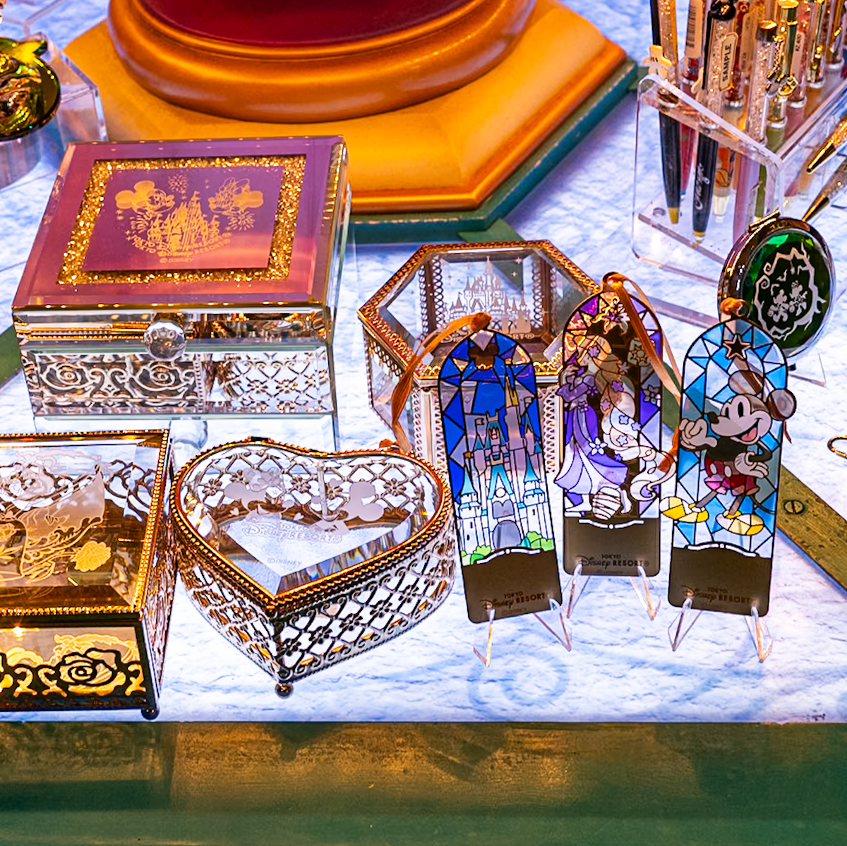 おしゃれなステンドグラスデザイン！東京ディズニーリゾート ミッキー