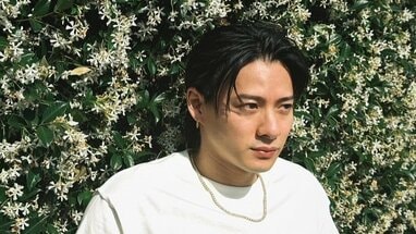 平野紫耀 LAでの“めっちゃ笑顔”なオフショット公開！どアップでピース