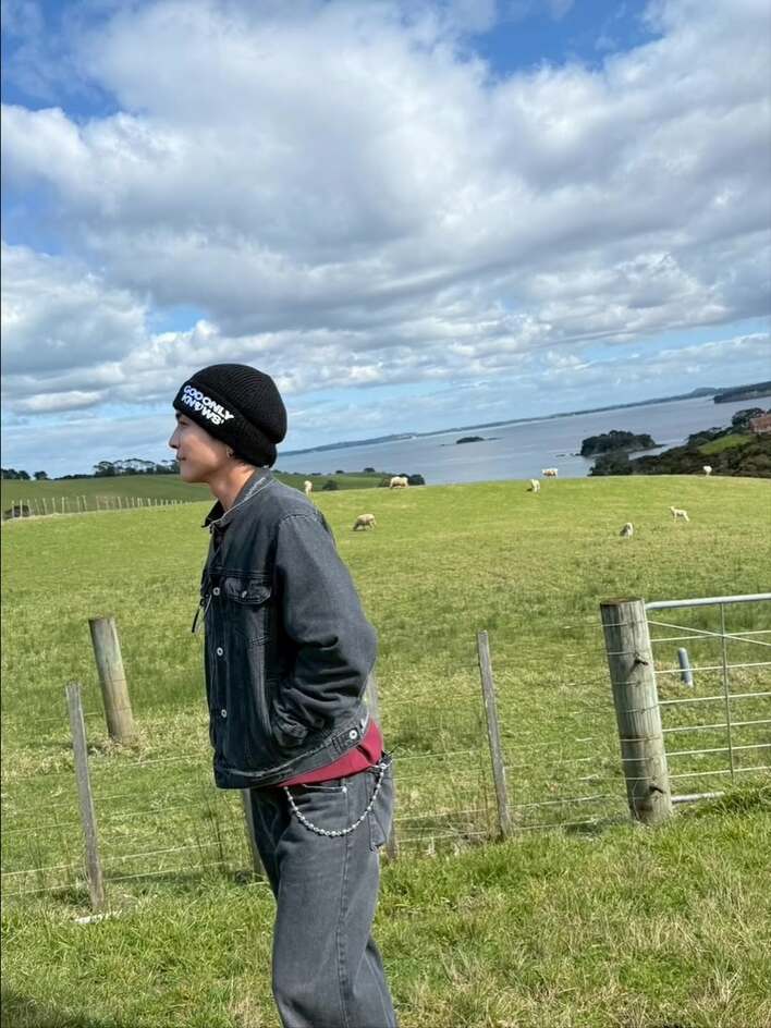 眼福！」岩田剛典 絶景バックの“爆イケ”自撮りショットを大放出