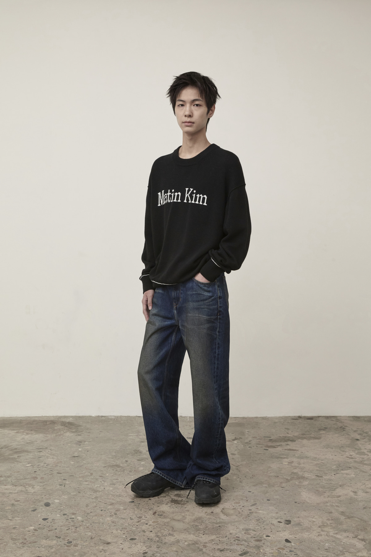COLOR TRIM LINE LOGO PULLOVER IN BLACK - MATINKIM