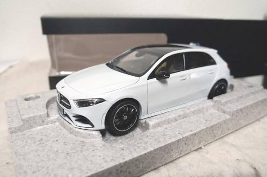 Amazon | メルセデス ベンツ Aクラス W177 1/18 ミニカー 白 ノレブ