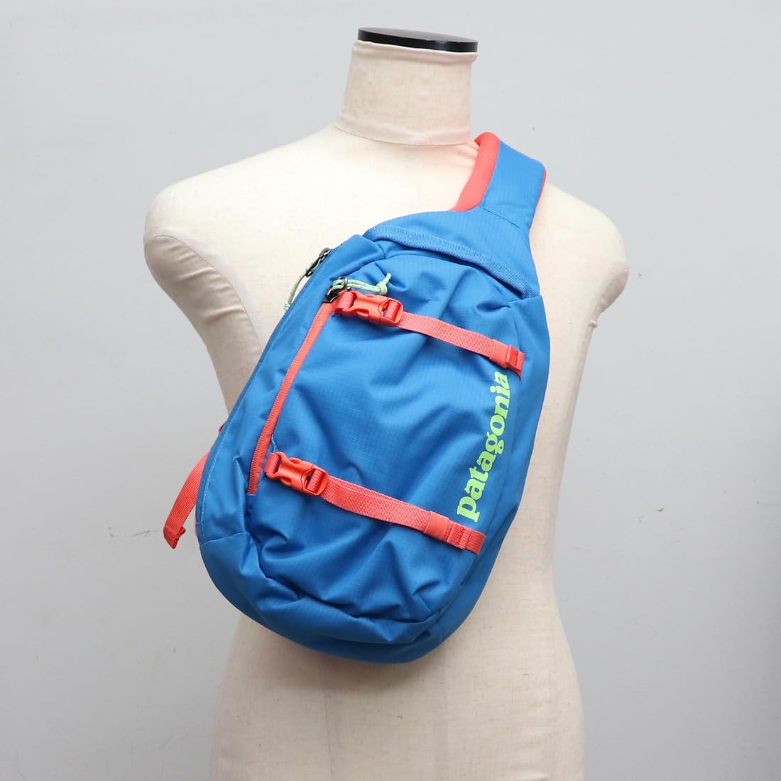 Amazon | [Patagonia] パタゴニア 48262 Atom Sling Bag 8L ボディ