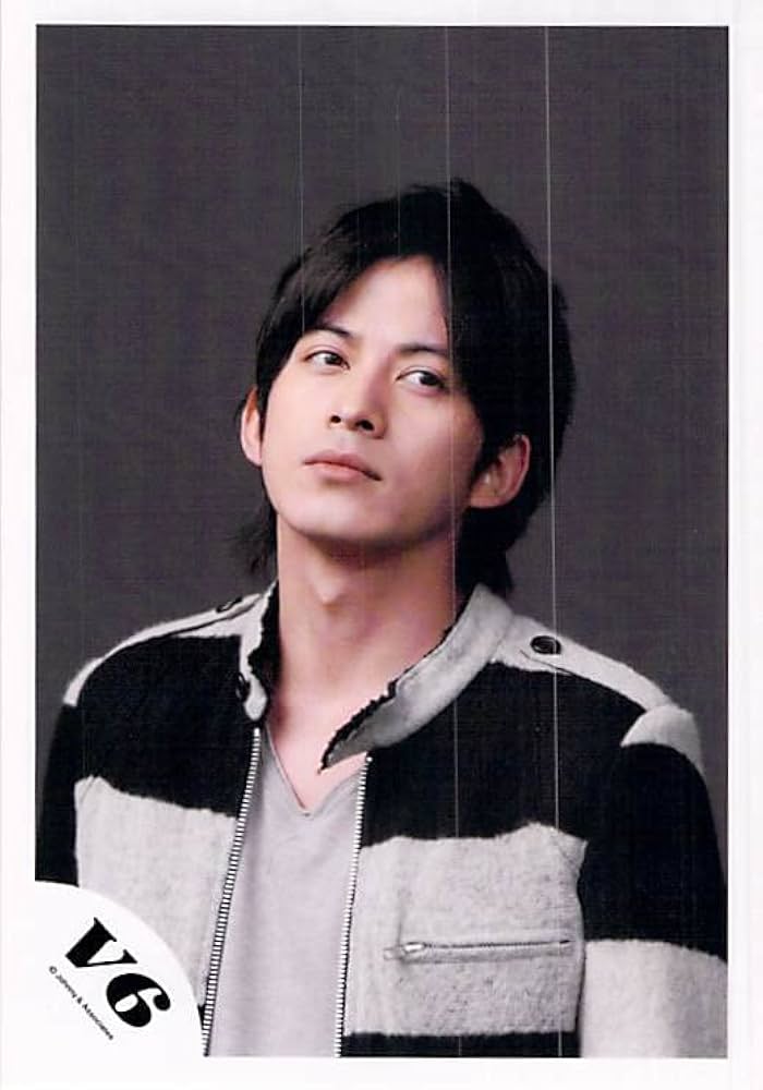 Amazon.co.jp: V6 カミセン 岡田准一 公式写真 写真 フォト （スリーブ