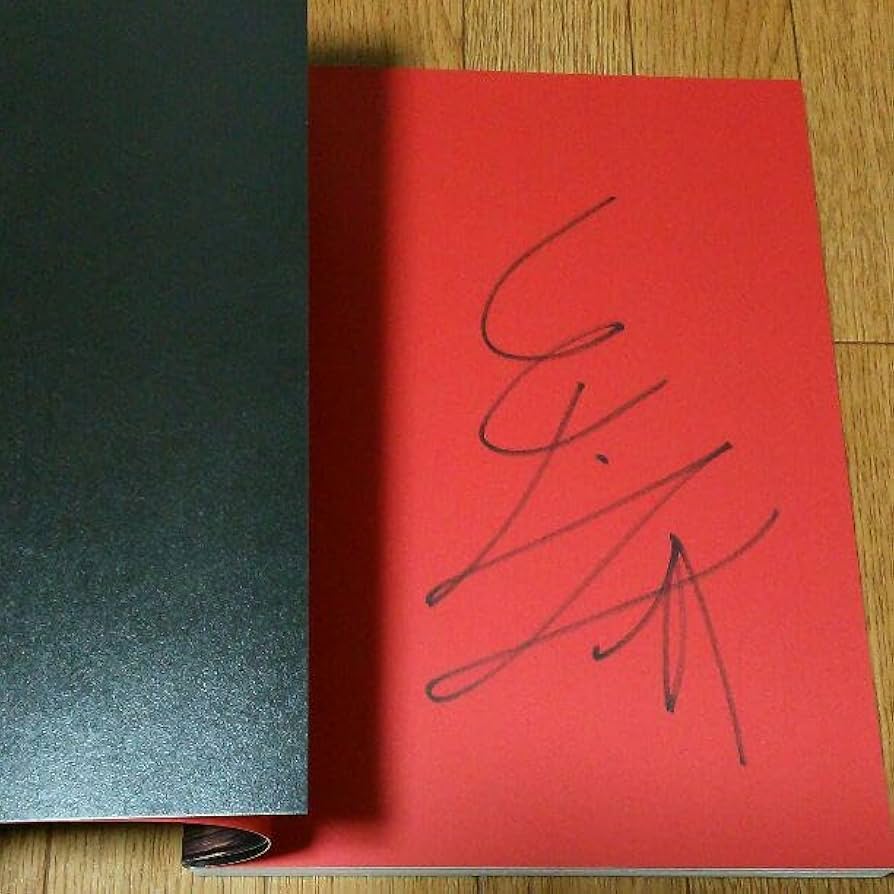 Amazon.co.jp: 松坂桃李 写真集 道 TAO 直筆サイン入り : おもちゃ