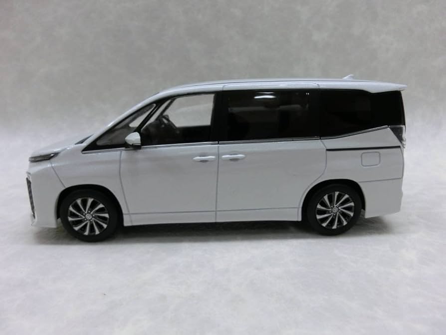 Amazon | #9711 トヨタ 新型ヴォクシー ホワイトパールクリスタル