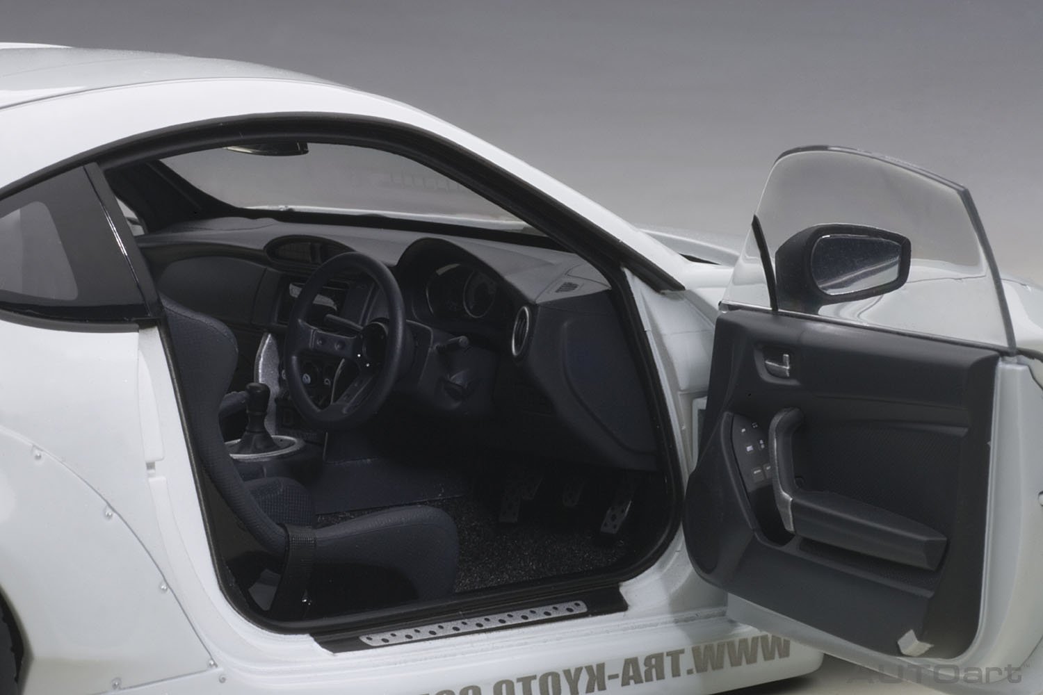 Amazon | AUTOart 1/18 ロケットバニー 86 (メタリック・ホワイト