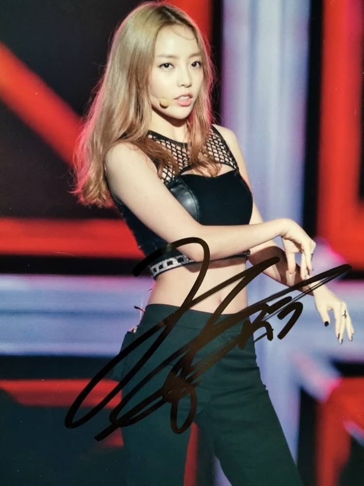 Amazon.co.jp: クハラ直筆サイン入り2Lサイズ写真…Goo Hara…KARA元