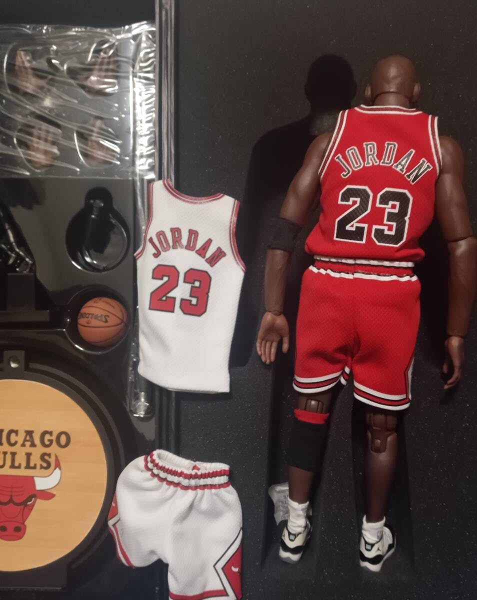 新品 1/6 ヤニス・アデトクンボ アクションフィギュア エンターベイ