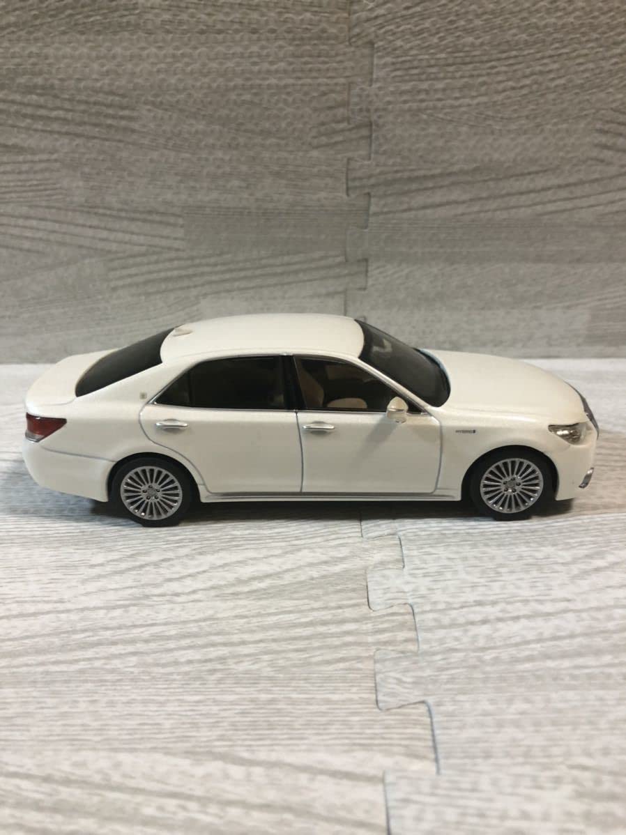 Amazon.co.jp: 1/30 トヨタ クラウンマジェスタ カラーサンプル 非売品