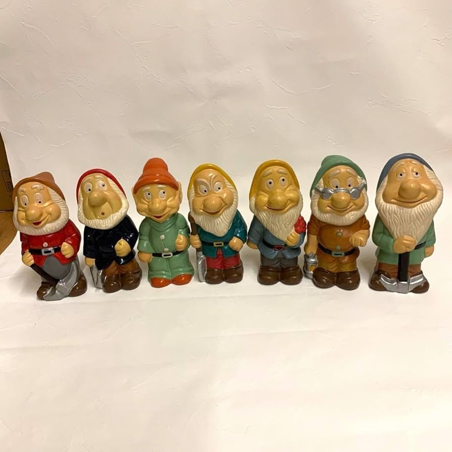 Amazon.co.jp: 白雪姫 7人の小人 置物 貯金箱 陶器 : ホビー