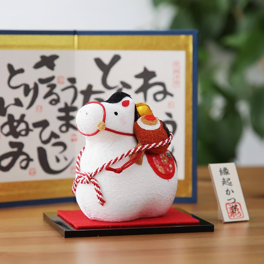 Amazon.co.jp: 縁起かつぎ 午 ちりめん 屏風＆台座付き 干支 置物 馬