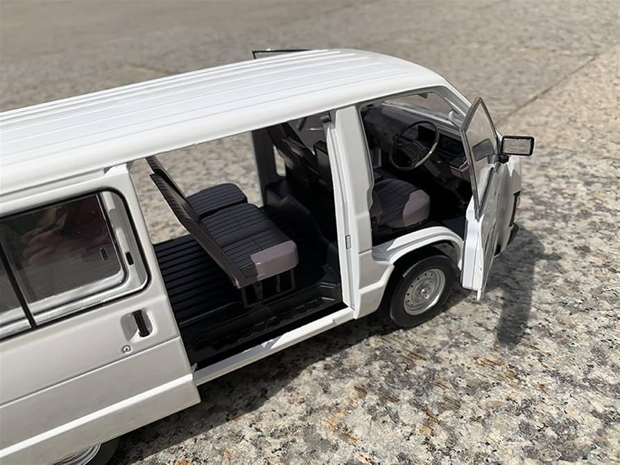 Amazon.co.jp: モデルカーのおもちゃ 1:18 トヨタハイエースバン YH50