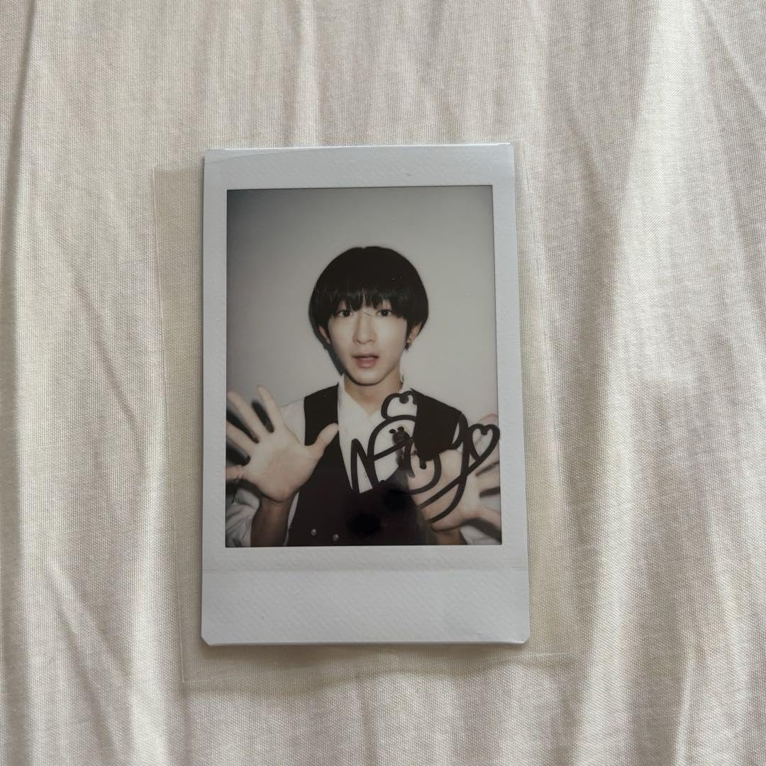 Amazon.co.jp: 紀田直哉 MAZZEL NAOYA サイン入りチェキ : おもちゃ