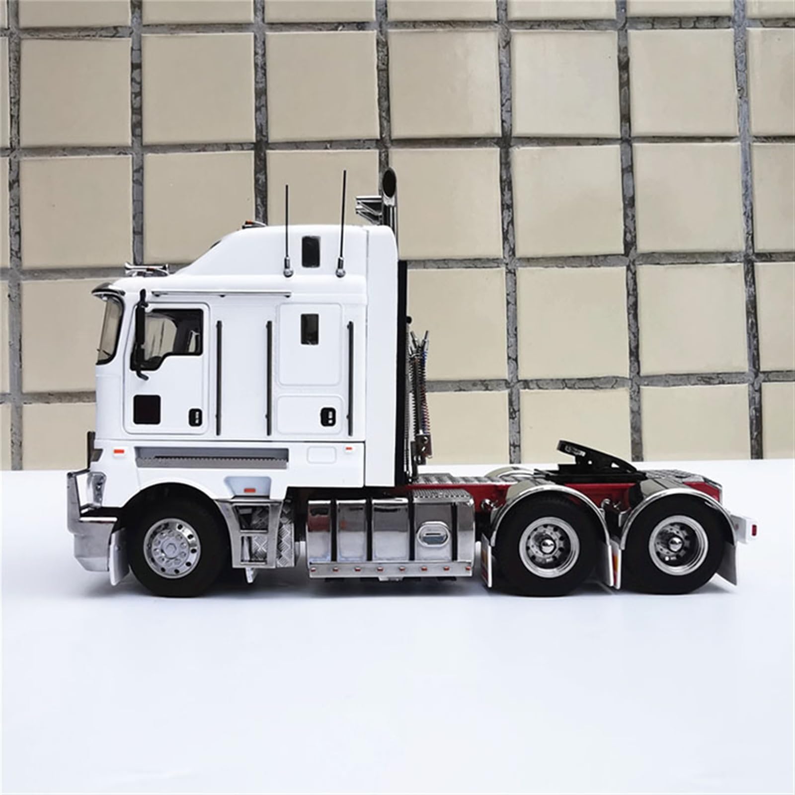 Amazon.co.jp: モデルカーのおもちゃ 1:32 ケンワース K200 トラクター