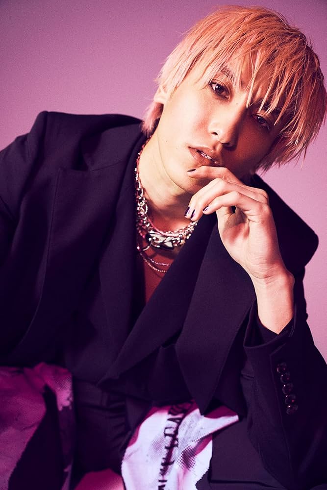 Amazon.co.jp: 兼近大樹 1st写真集 『 虚構 』 : EXIT兼近 大樹, 神藤