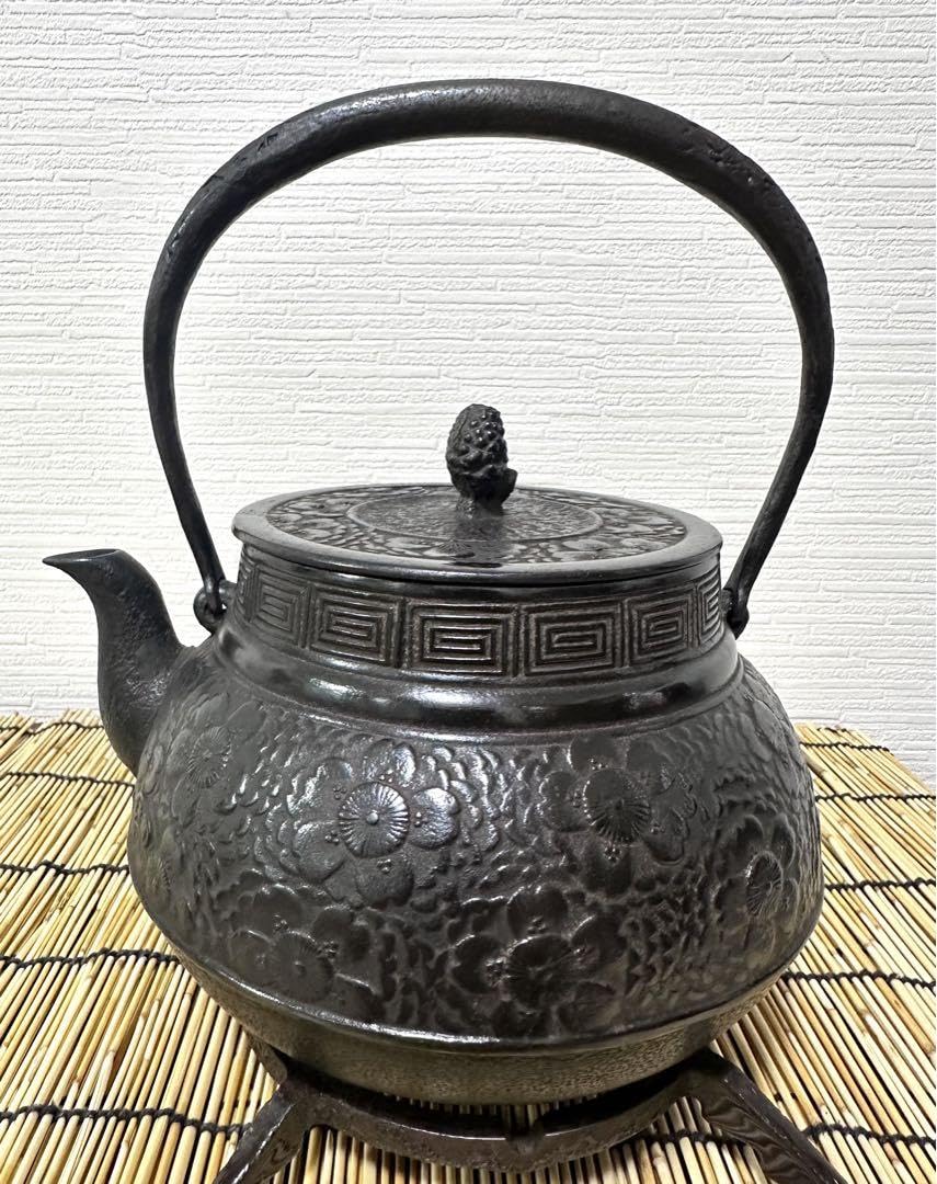 和骨董 重厚な1L南部鉄瓶 赤紫茶鉄器 珍しい胴下周り装飾付フォルム