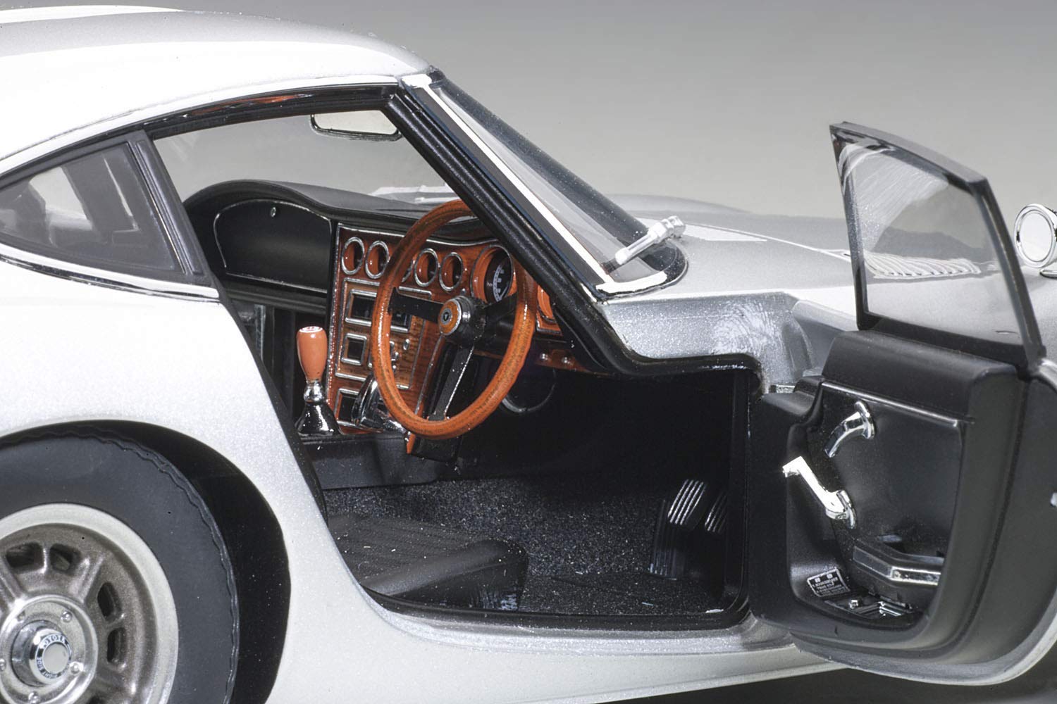 Amazon | AUTOart 1/18 トヨタ 2000GT シルバー | ミニカー・ダイ