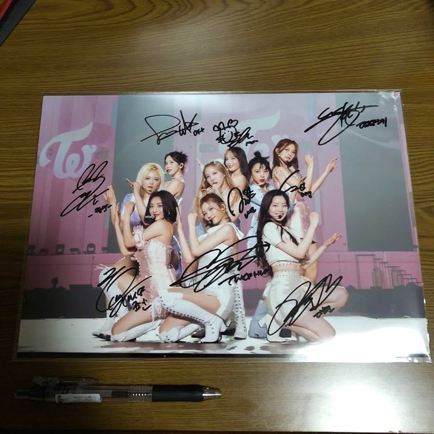Amazon.co.jp: TWICE 全メンバー 直筆 サイン A4 写真 : おもちゃ
