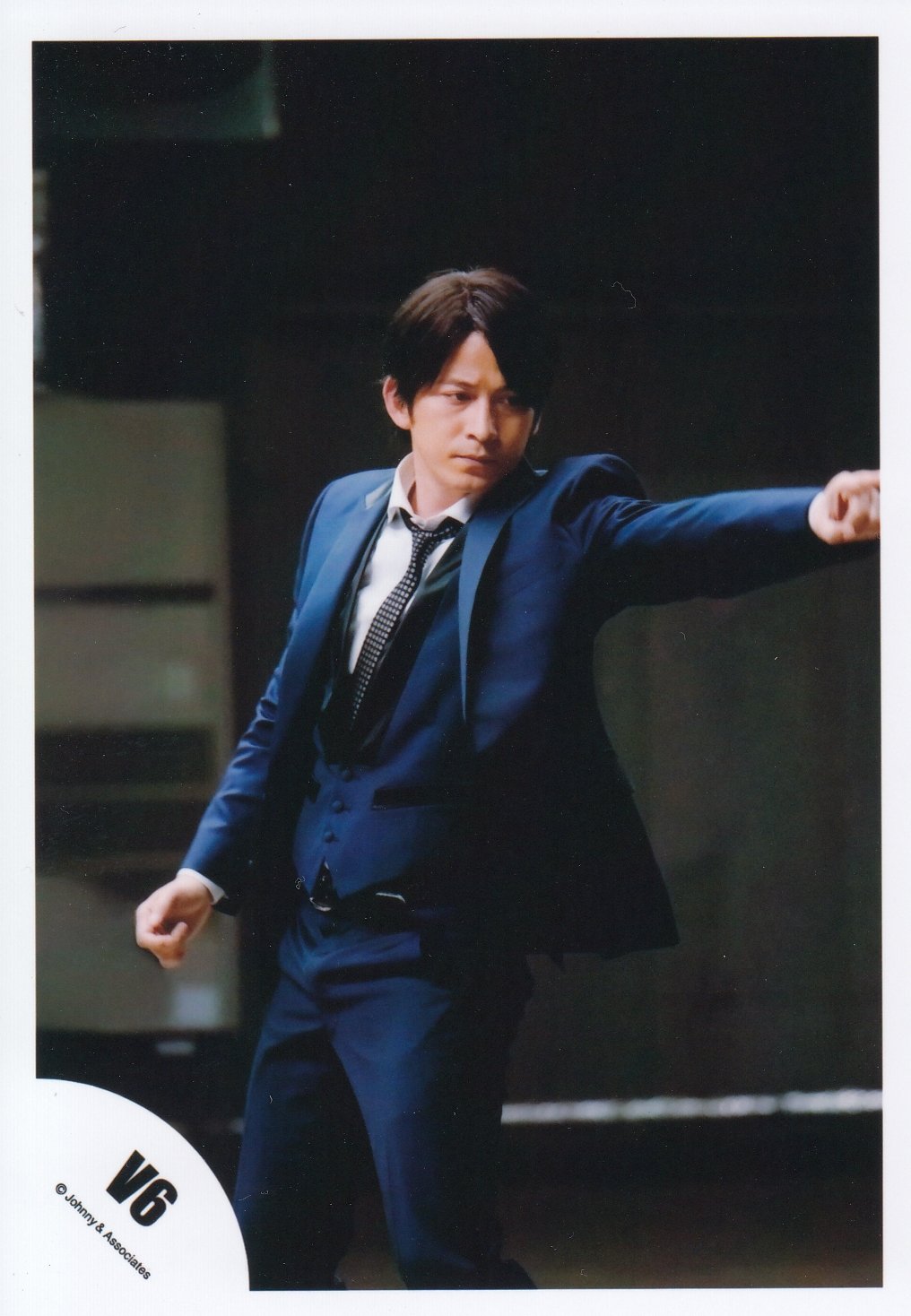 Amazon.co.jp: V6 公式生写真 （岡田准一）VO00027 : おもちゃ