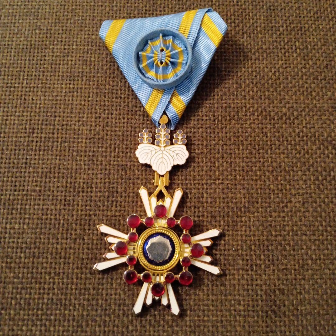 Amazon.co.jp: 制度改正後 新型 瑞宝小綬章（級勲四等瑞宝章） 勲章