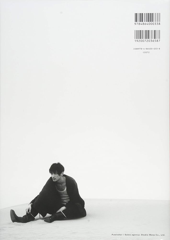 Amazon.co.jp: 津田健次郎写真集 「FLOWING」 : 津田 健次郎, (撮影