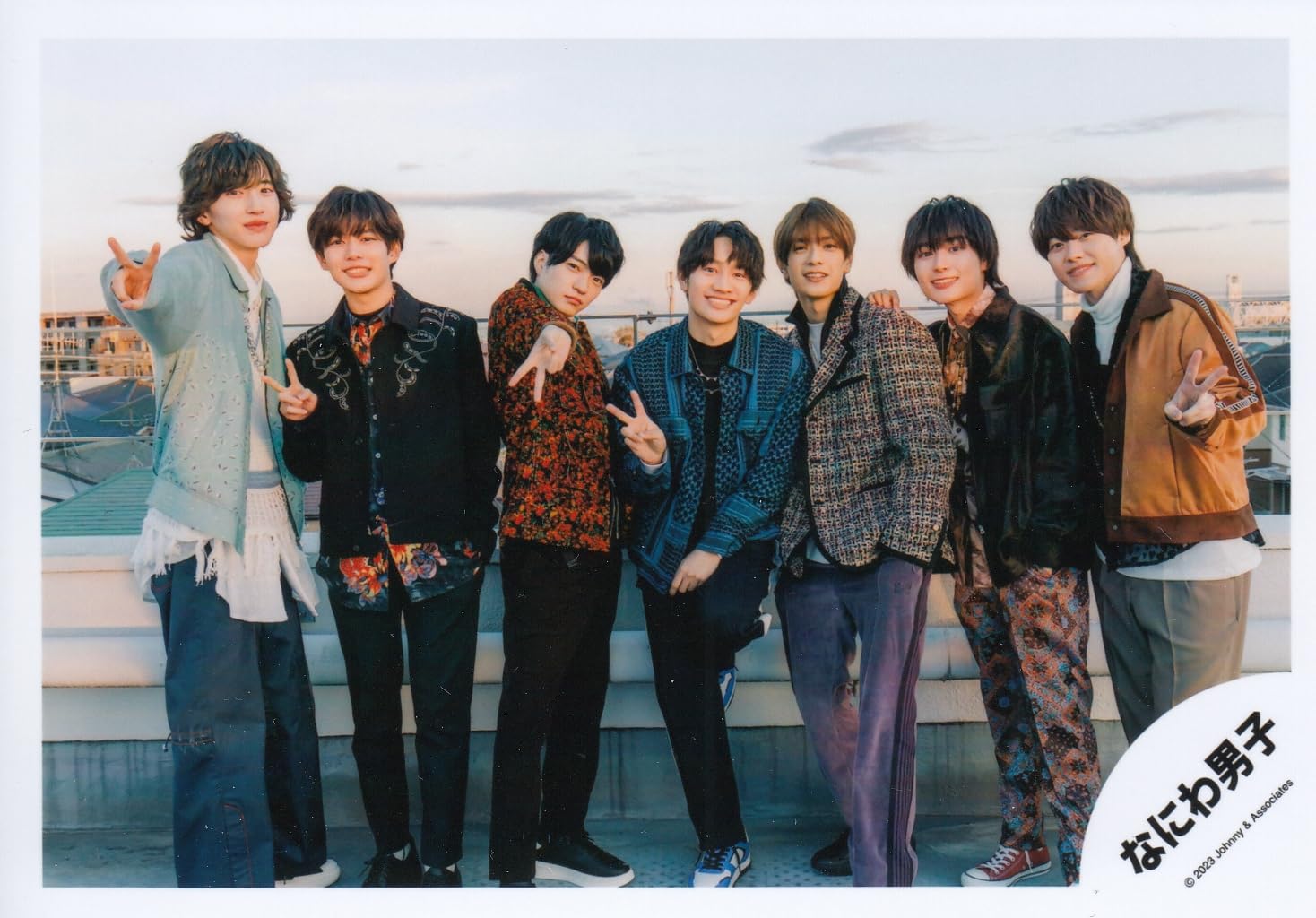 Amazon.co.jp: なにわ男子 公式 生 写真（集合）J01615 : おもちゃ