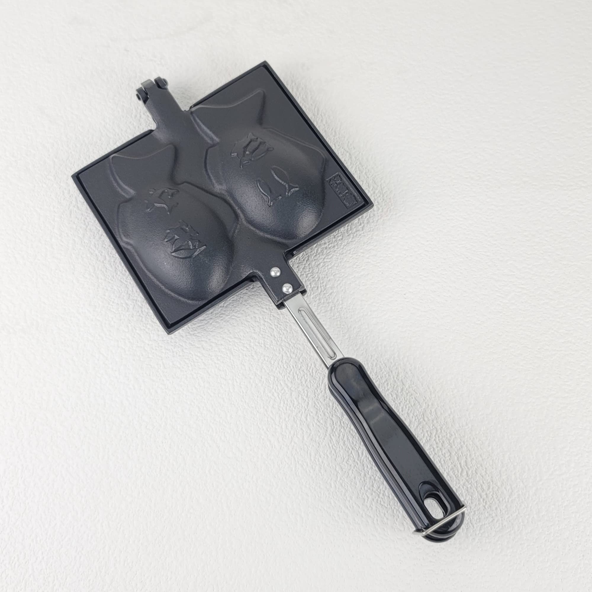 Amazon.co.jp: 岩鋳 Iwachu たいやき器 黒焼付 (たい12×6.5cm) 直火用