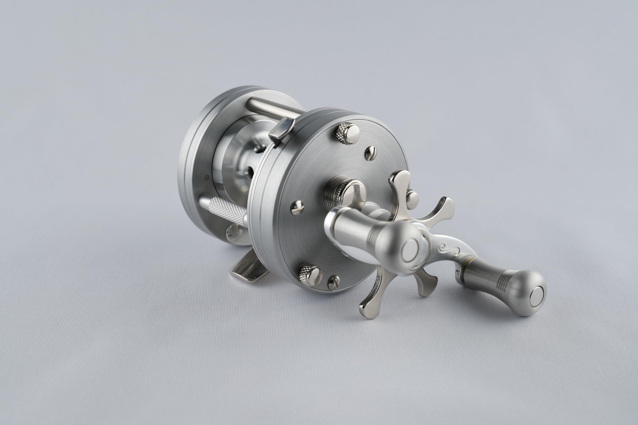 Amazon | ベイトキャスティングリール BC440SSS Silver Ash | 五十鈴