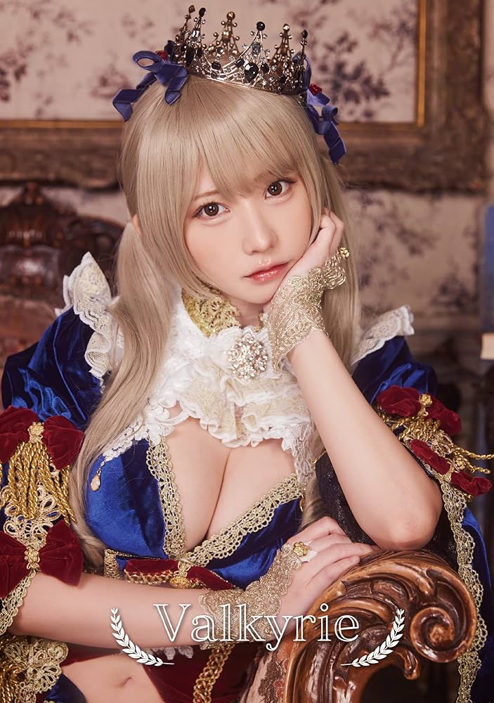 Amazon.co.jp: 【公式】えなこ写真集「Valkyrie」 : えなこみゅ: 本