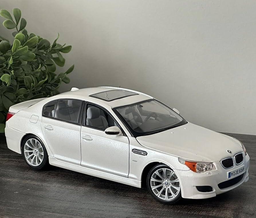 Amazon.co.jp: BMW M5 1:18スケール スペシャルエディション