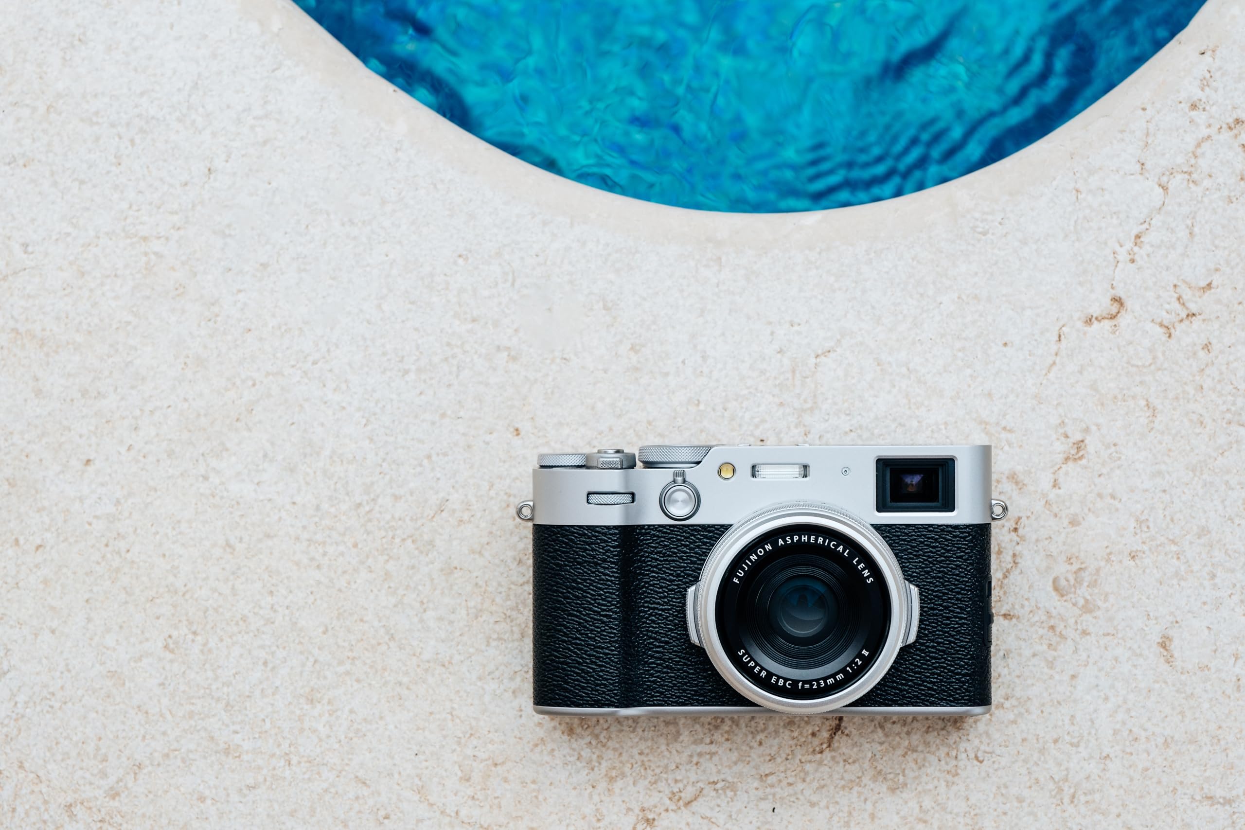 Amazon | 富士フイルム(FUJIFILM) デジタルカメラ X100Ⅵ シルバー