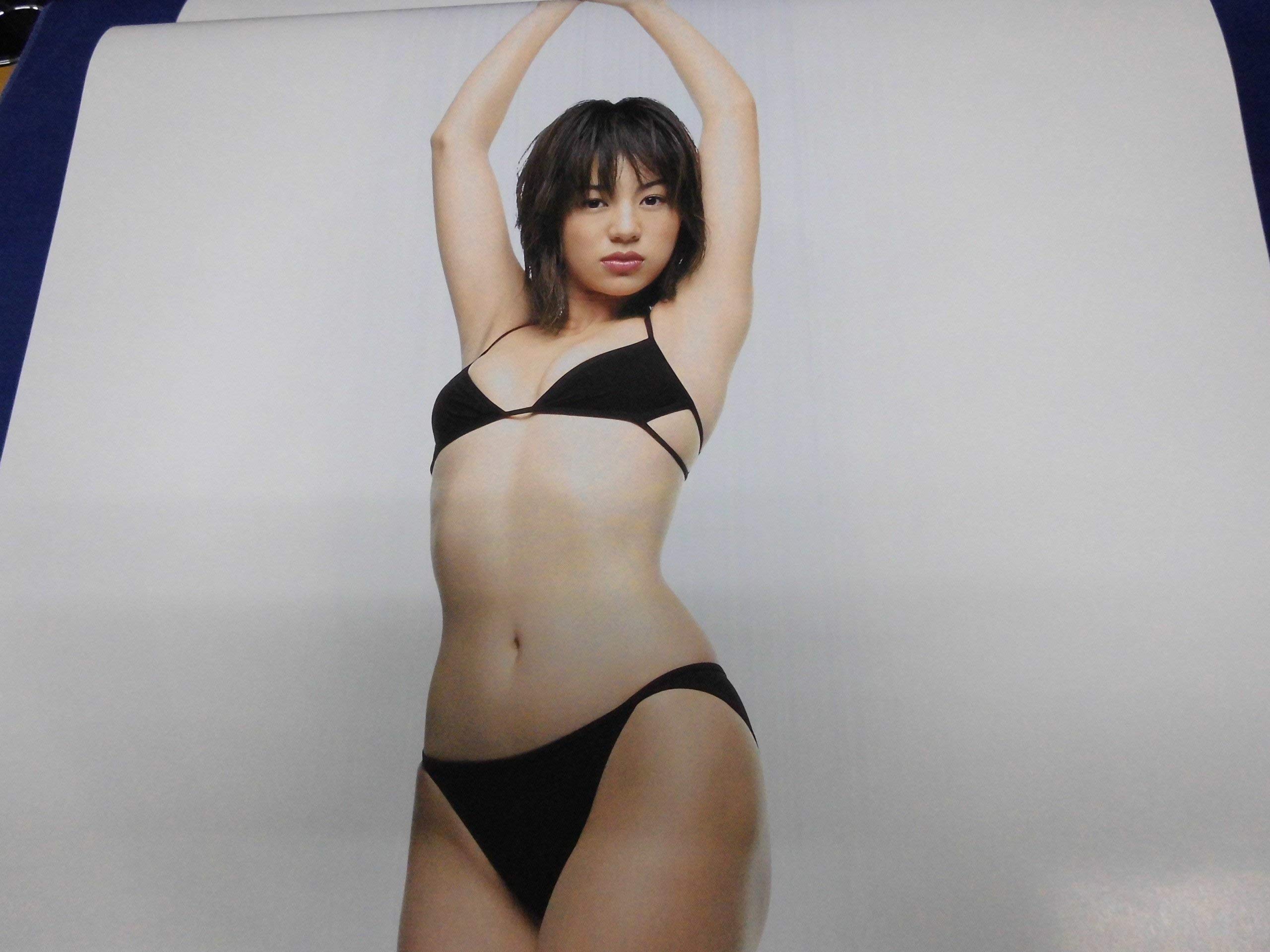 Amazon.co.jp: 井川遥 / 2002年カレンダー (水着タイプ) : 文房具