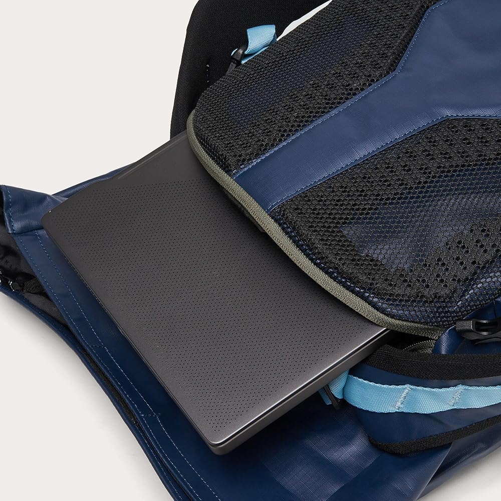 Amazon.com: Oakley Road Trip Terrain 25L Recycled Pack : Clothing