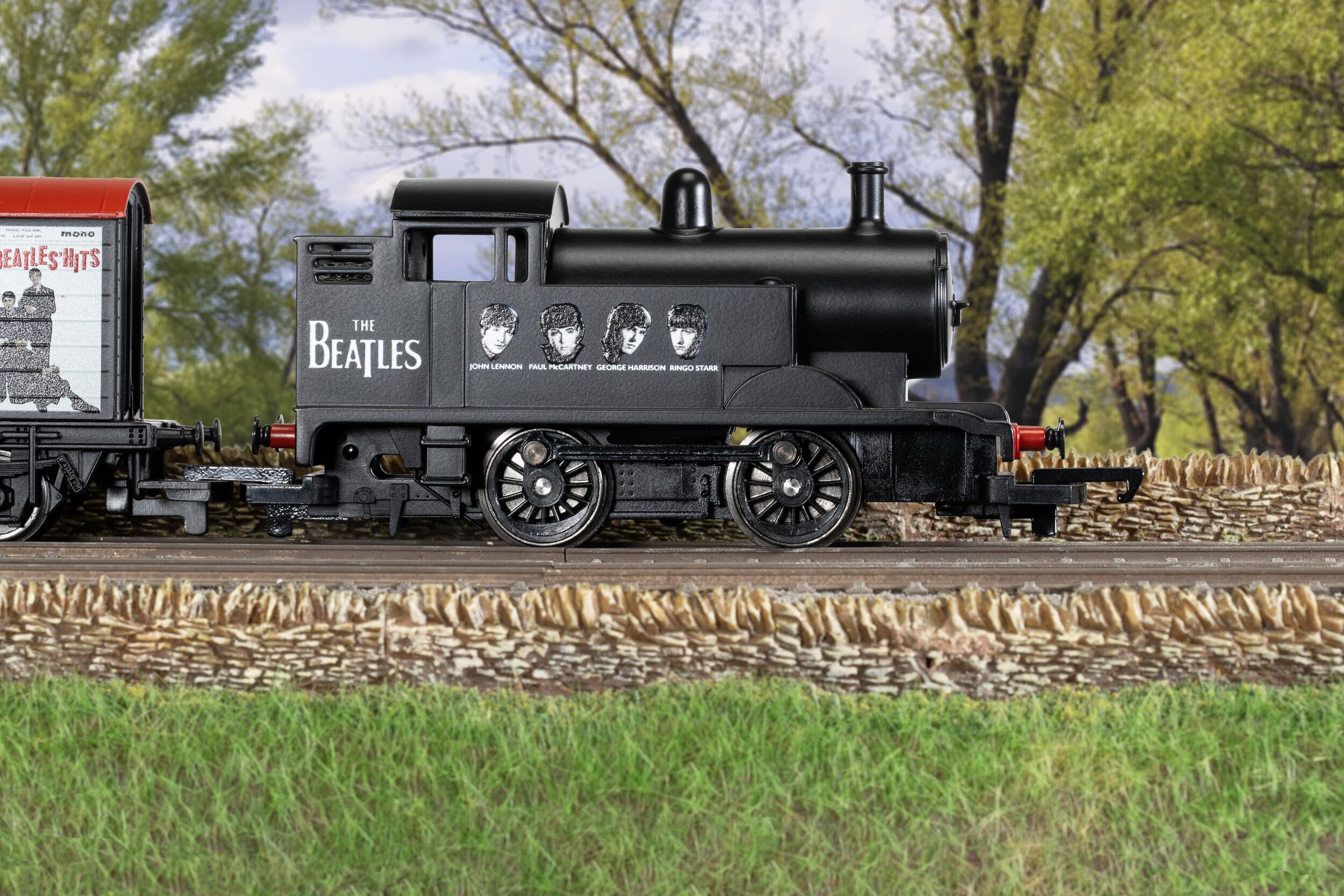 Amazon.com: Hornby R30258 The Beatles, The Liverpool Connection