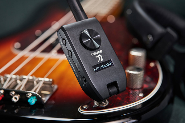 充実した演奏が楽しめる手のひらサイズのギター/ベースヘッドホン