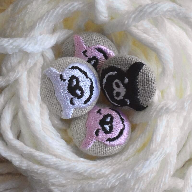 子ブタフェイス刺繍くるみボタンアクセサリー:22mm｜mimi刺繍｜東京