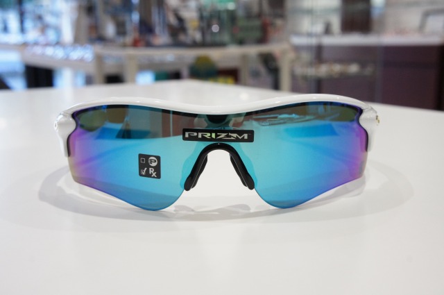 オークリーのレーダーロックと横浜ベイスターズの球団コラボレーション