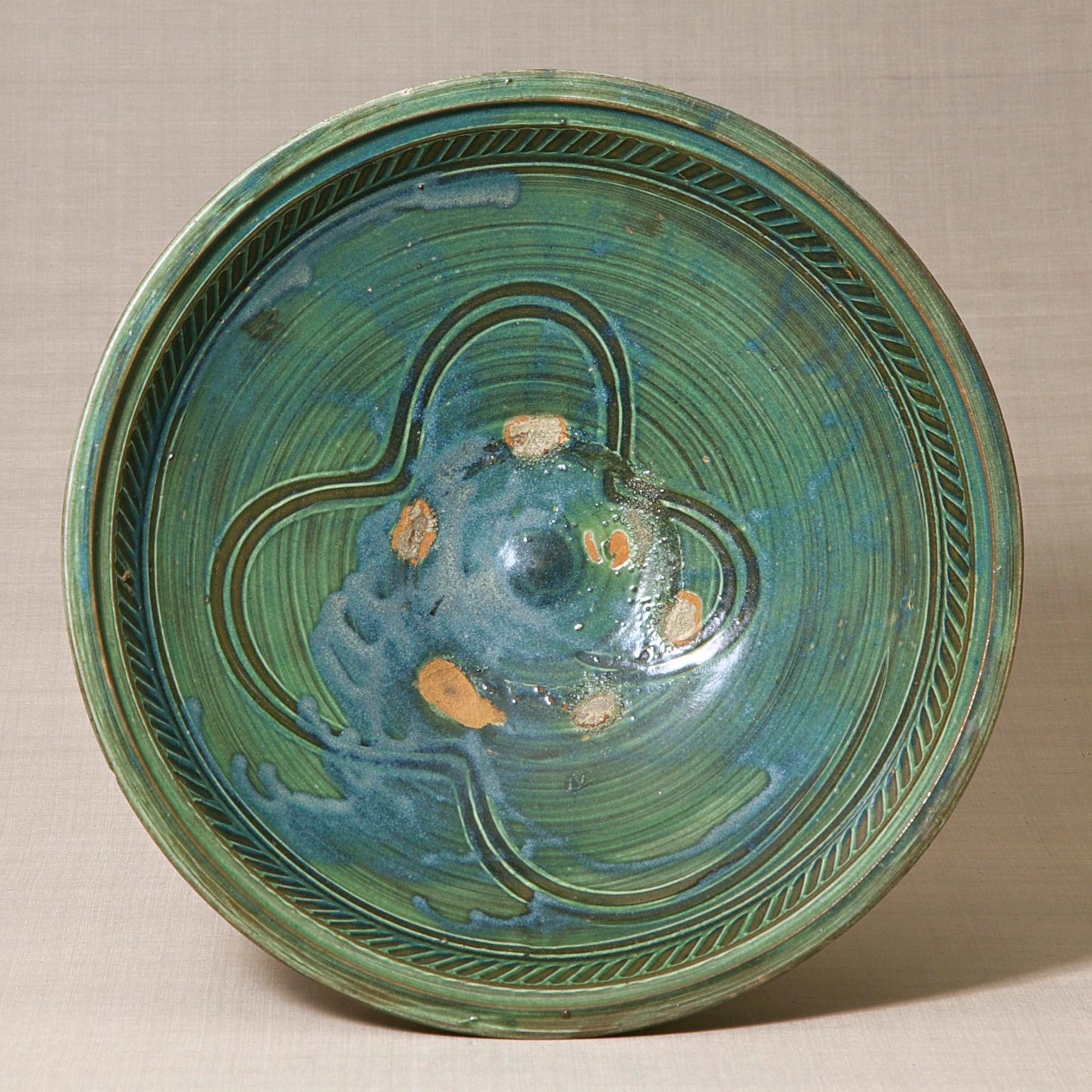 緑釉指描文鉢 - 所蔵品 | 日本民藝館