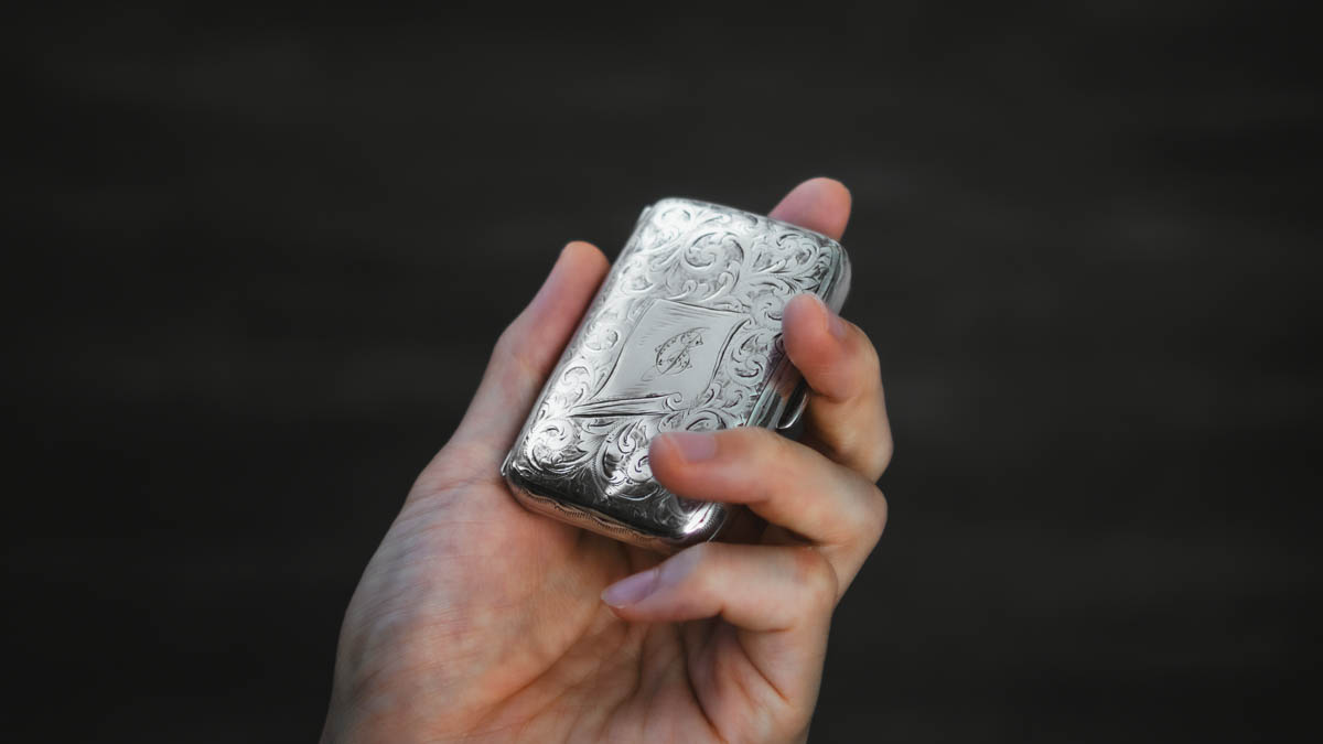 上質を携帯する｜1902's アンティークシガレットケース | MINIMALOG