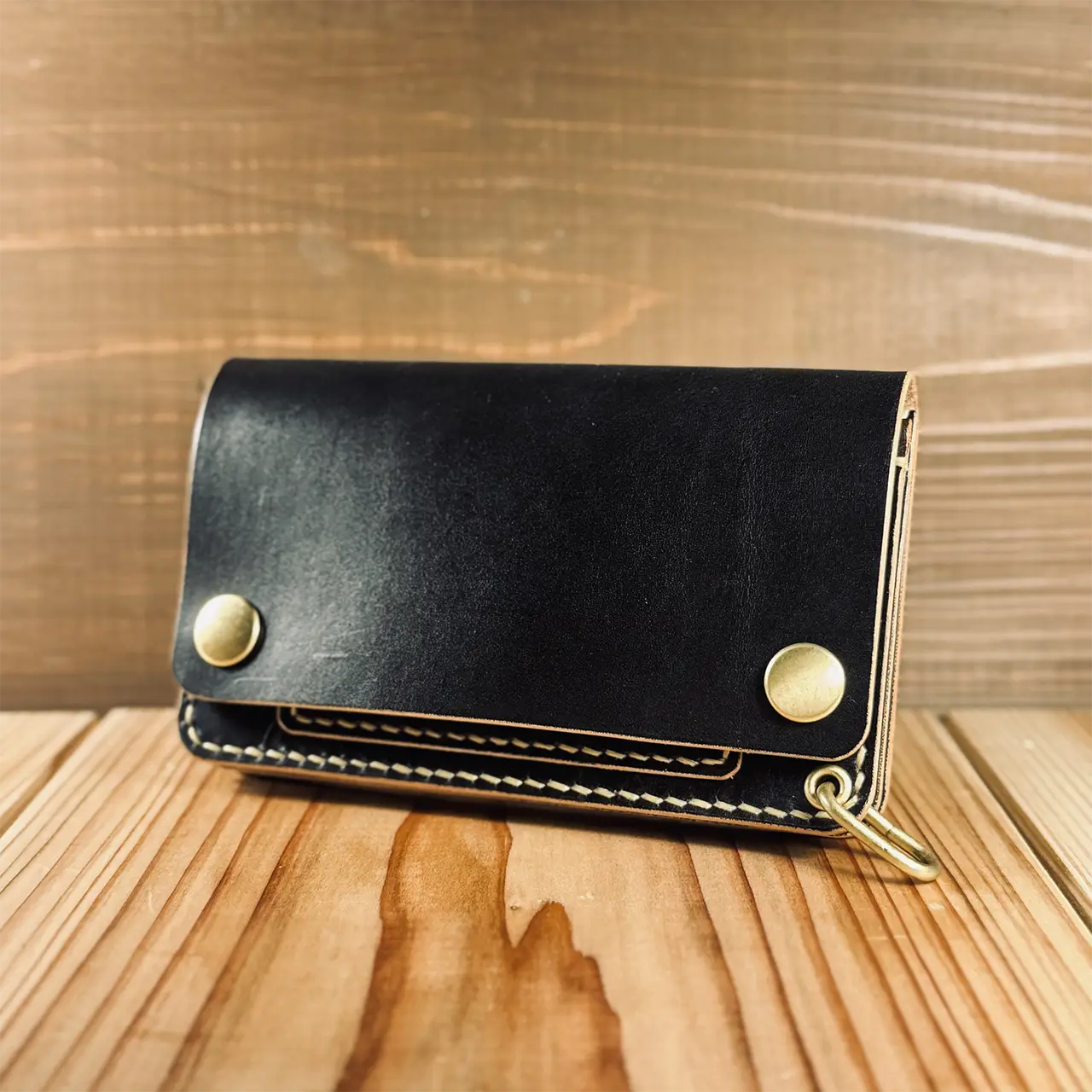 昭南本ヌメ ミドルトラッカーウォレット 丘染めブラック茶芯 - 高品質